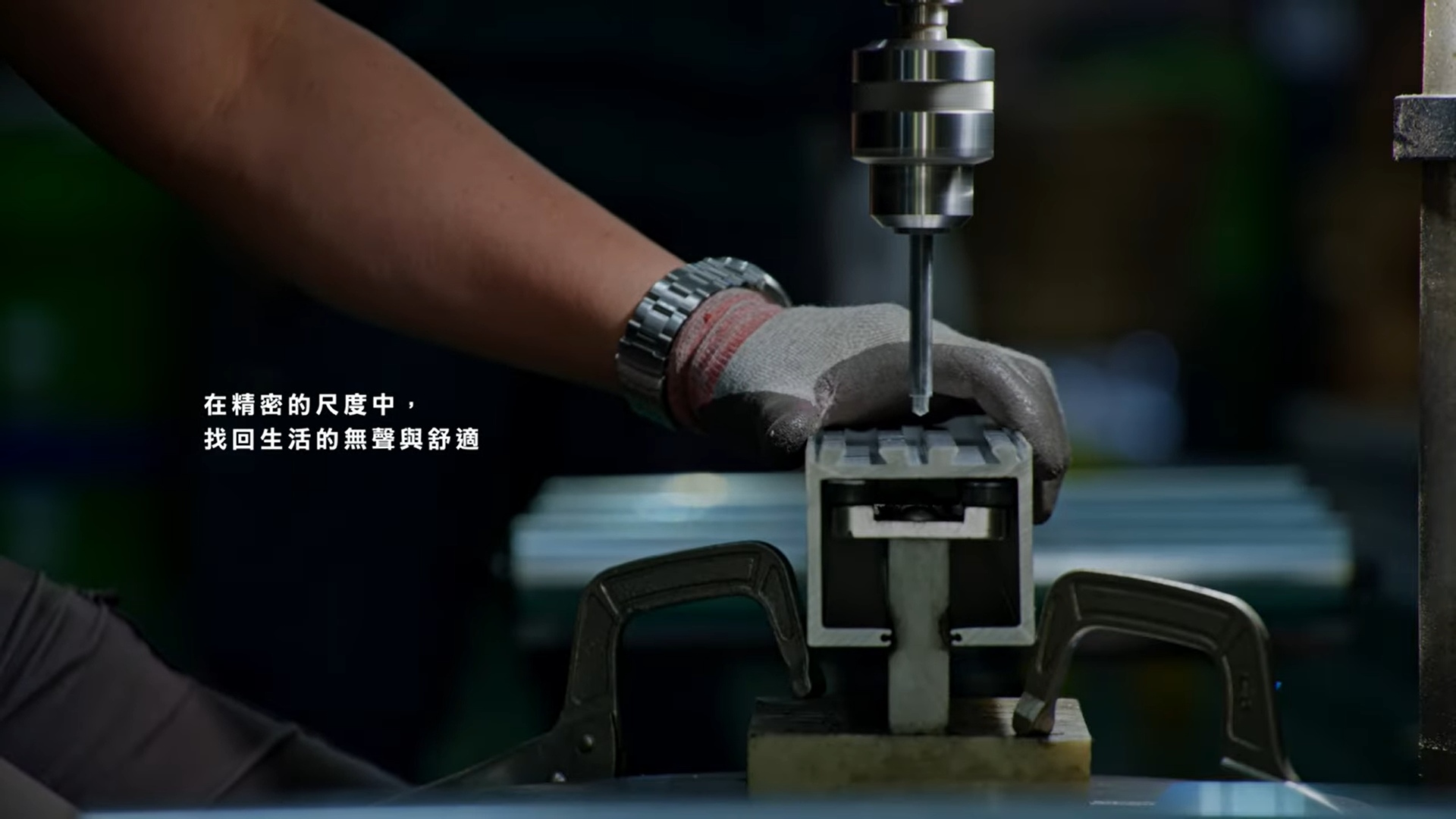 台灣製造的鋁合金零件兼具可回收特性與高耐久設計,呼應低碳建材趨勢 精密鋁合金磁動力門系統零件的極近距離特寫,展示台中製造的工藝精度與金屬表面處理