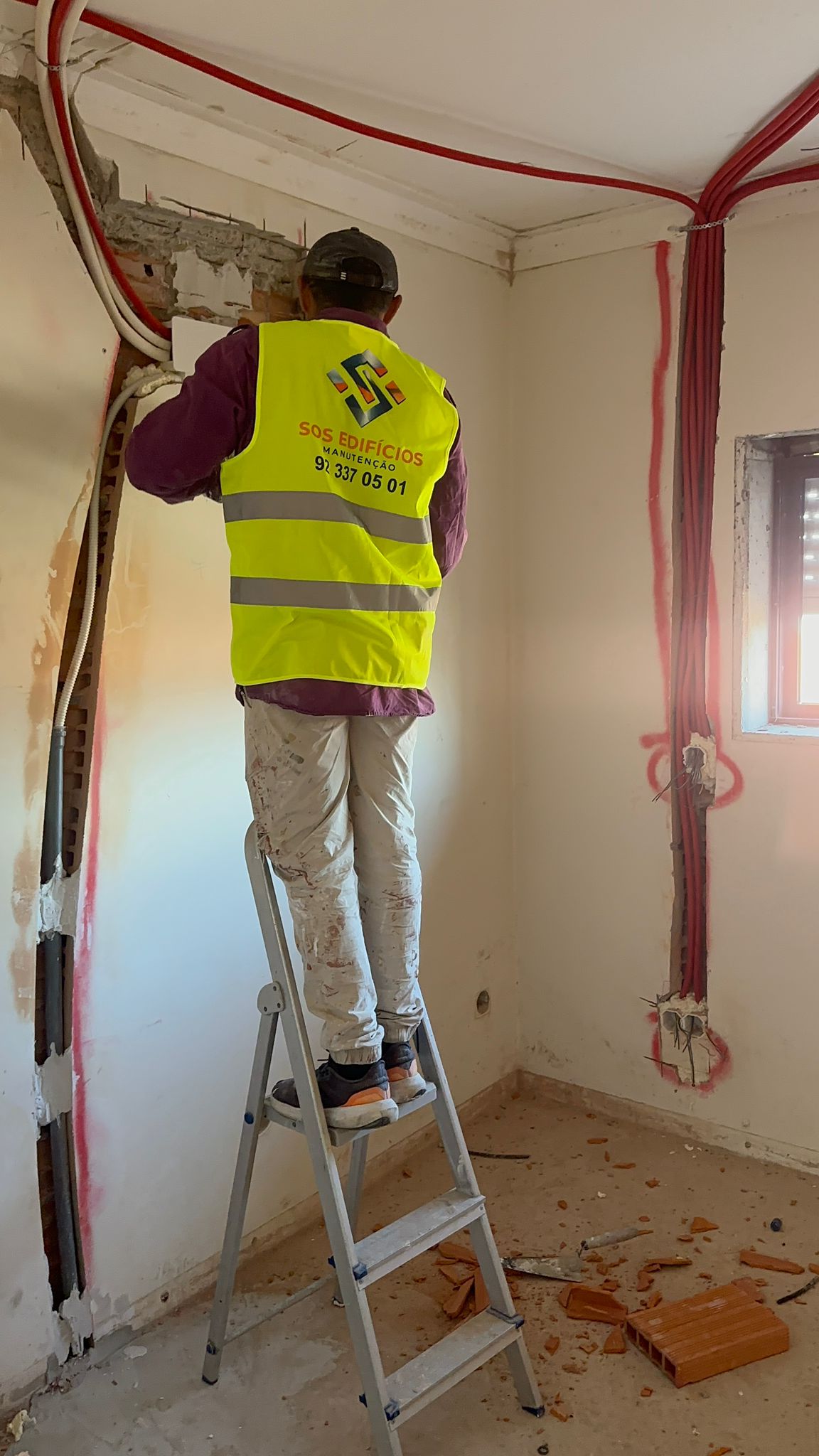 A inspeção prévia é fundamental para garantir que as melhorias de eficiência energética sejam duradouras. Trabalhador profissional de manutenção de edifícios inspecionando telhado com ferramentas em Portugal