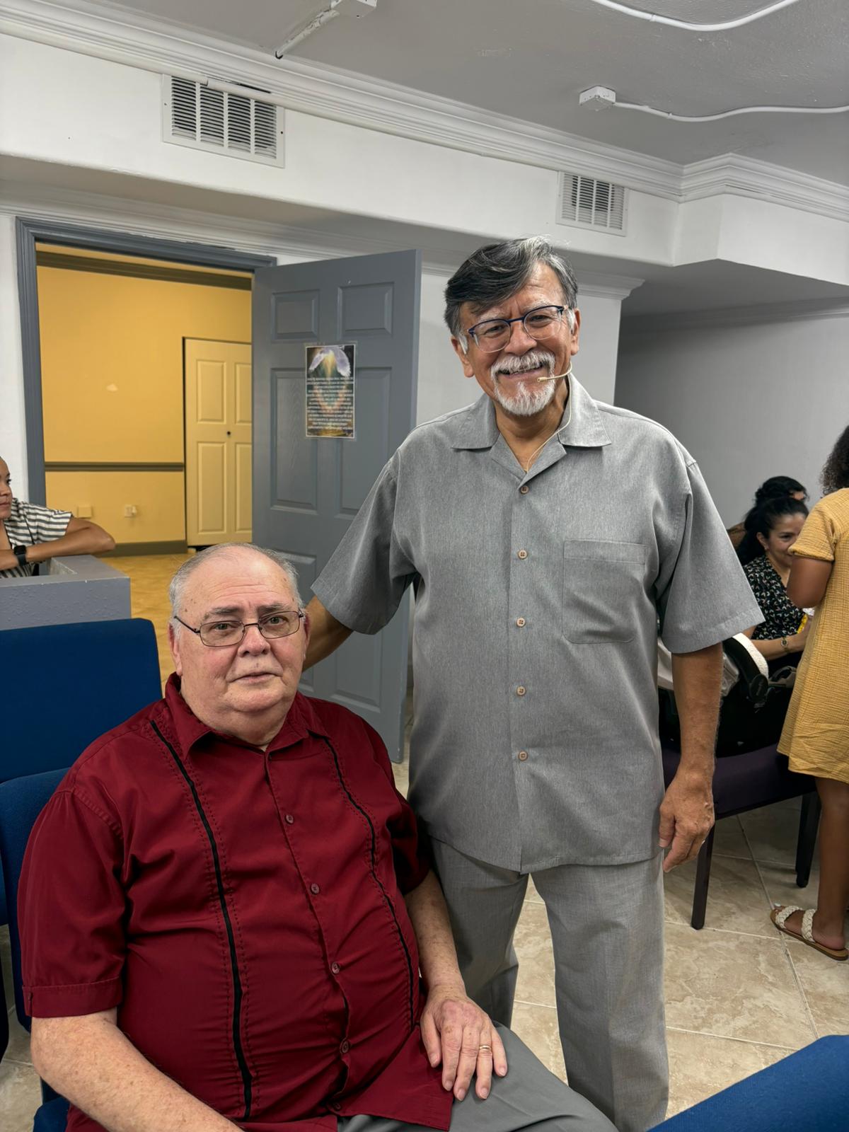 Dos hombres sonriendo juntos